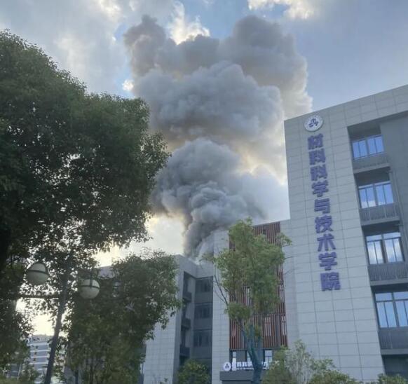 南京一高校實驗室爆燃事故現場